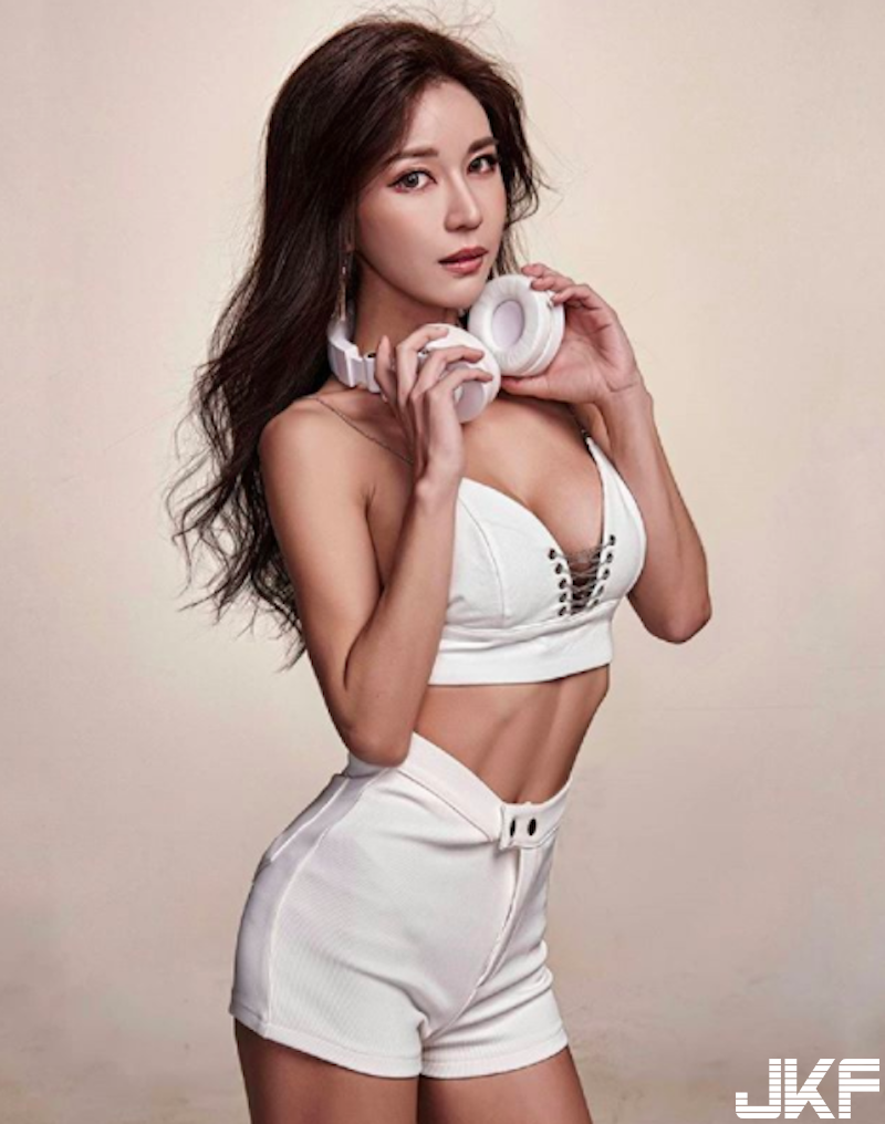 起來嗨！「爆乳女DJ」身材太兇猛！穿「比基尼刷碟」跑活動也只是日常啊！