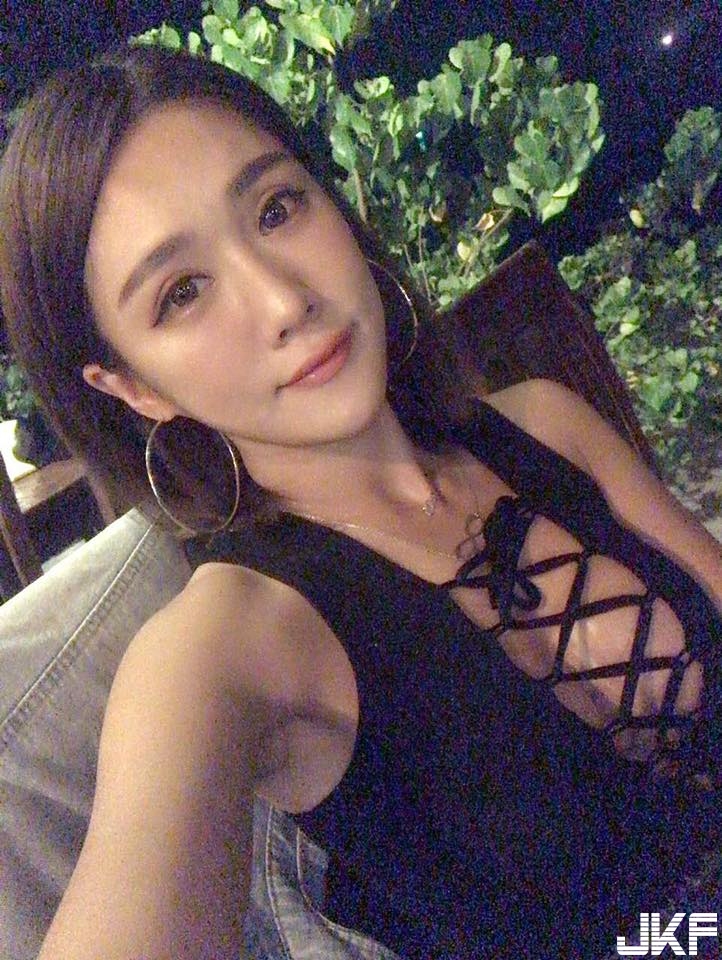 胸前腫腫der！「大奶空姐」制服被撐爆，胸前軟嫩讓上衣被擠歪了！