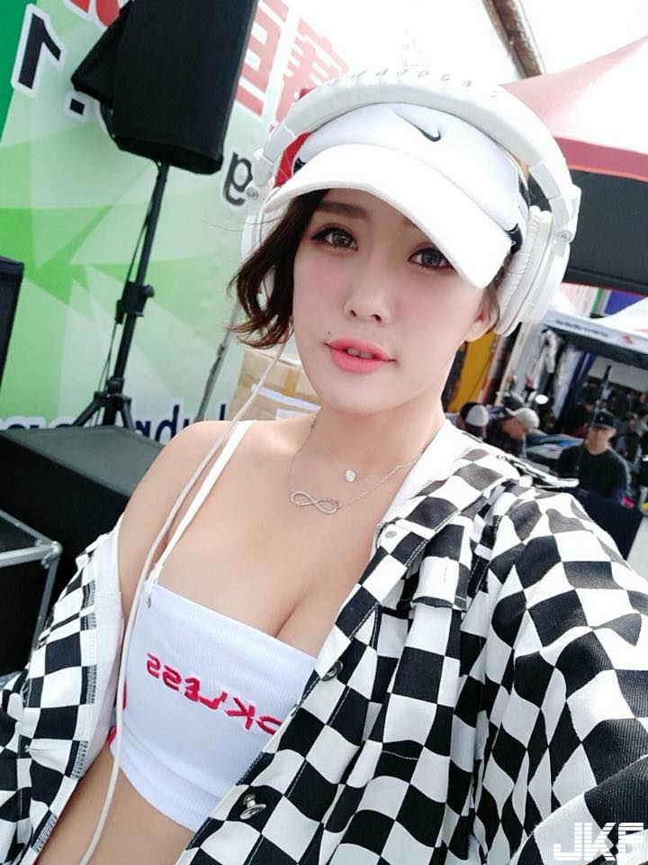 胸前腫腫der！「大奶空姐」制服被撐爆，胸前軟嫩讓上衣被擠歪了！