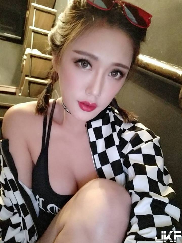 胸前腫腫der！「大奶空姐」制服被撐爆，胸前軟嫩讓上衣被擠歪了！