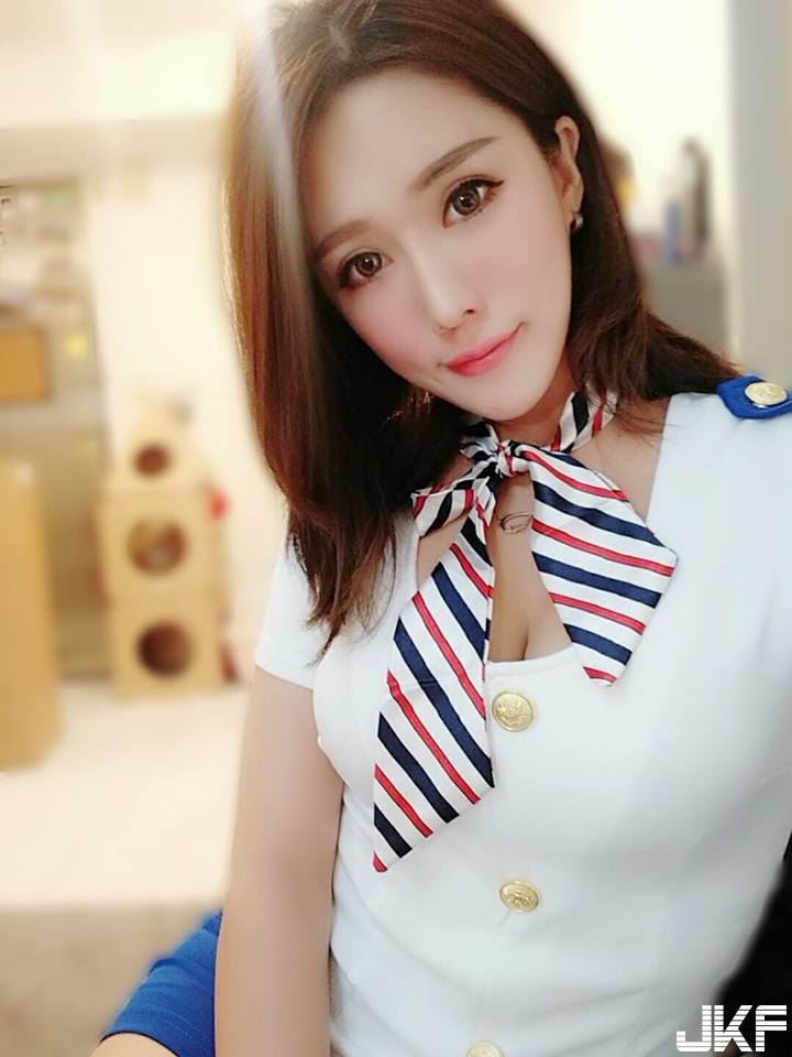 胸前腫腫der！「大奶空姐」制服被撐爆，胸前軟嫩讓上衣被擠歪了！