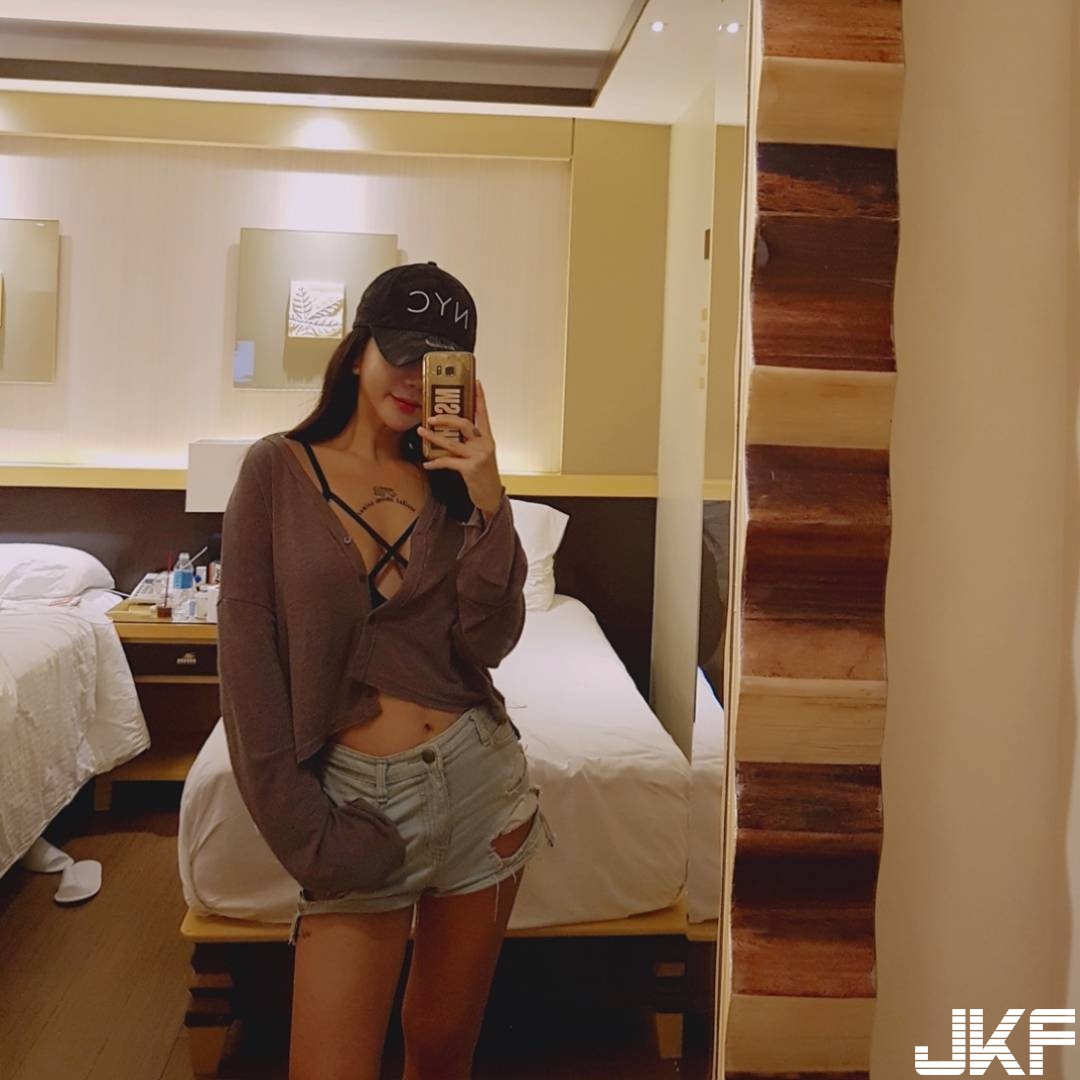 妹子繃帶泳裝擠爆「渾圓巨乳」，中路大開曬日光浴，養眼畫面讓泳客受不了！