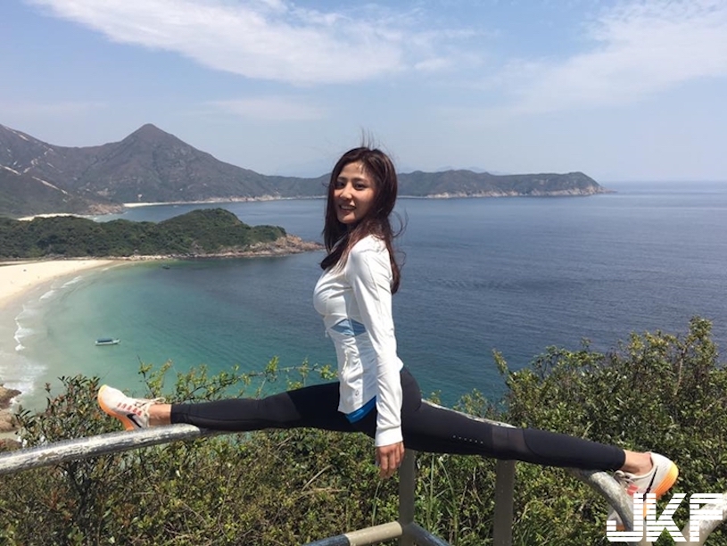 這是哪一招！「陽光比基尼妹」原來筋超開，沙灘曬乳還要邊爬牆！