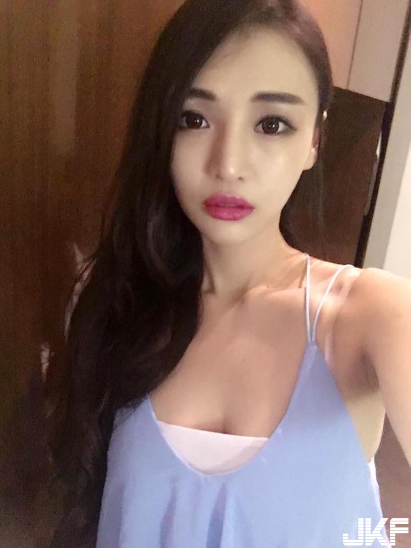 正妹小背心藏不住美胸，「惹火側乳」要逼人犯罪啊！