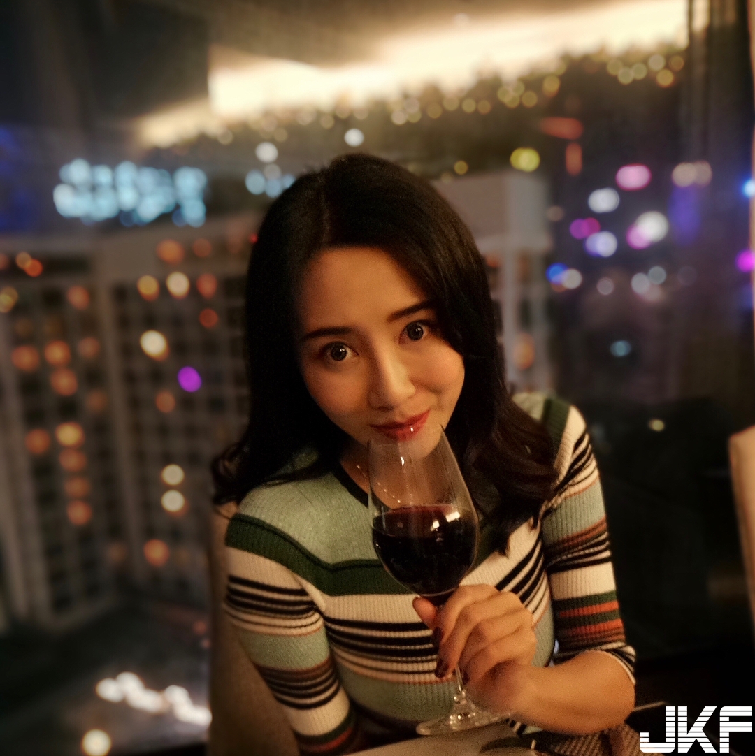 大奶姐姐「專業走光系」！沒露肉色卻讓網友激動：看到點點了！