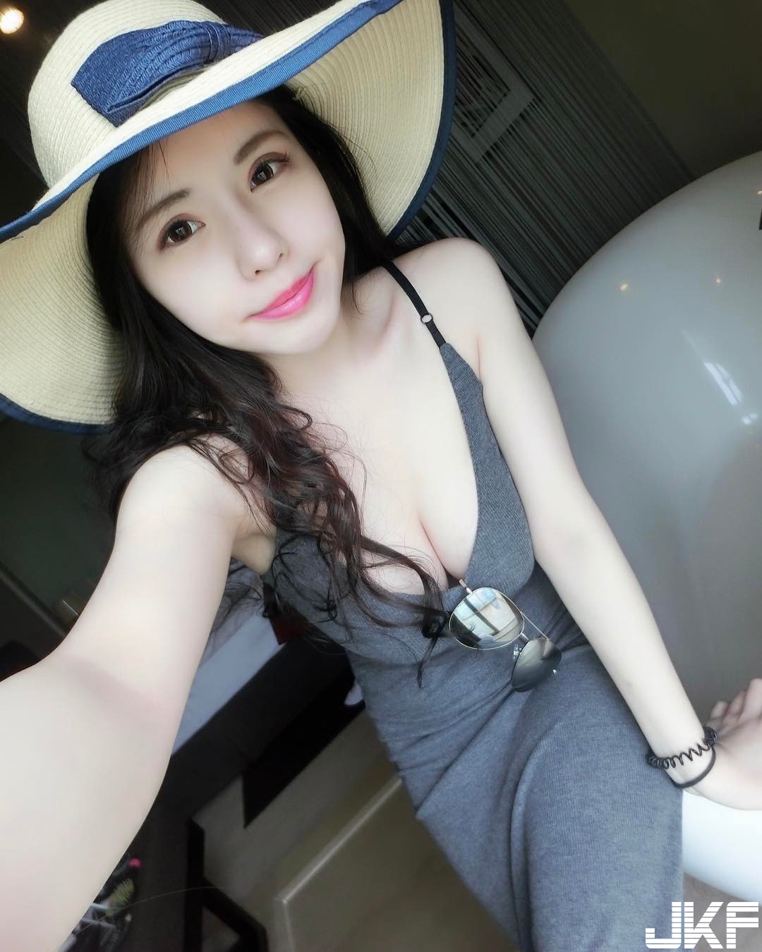 「性感直播主」乳量滿滿　大露白嫩長輩打招呼！渾圓乳球差點掉出！