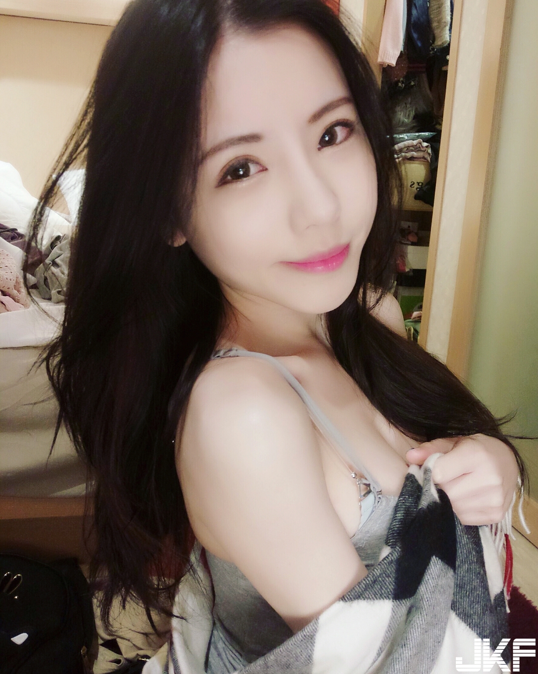 「性感直播主」乳量滿滿　大露白嫩長輩打招呼！渾圓乳球差點掉出！