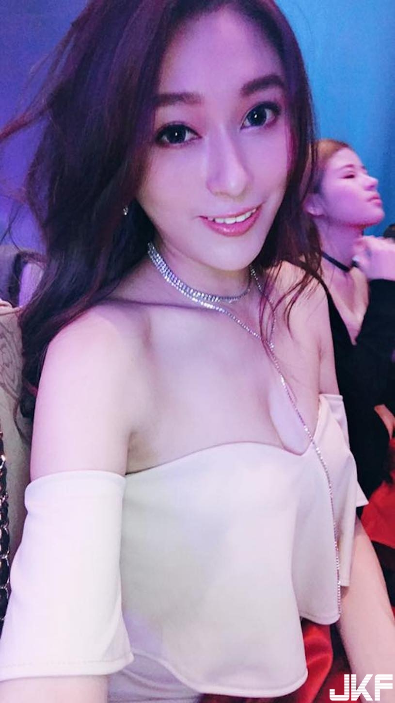 大眼麻豆「深V美乳太吸睛」， 事業線深到讓人瘋狂啊！