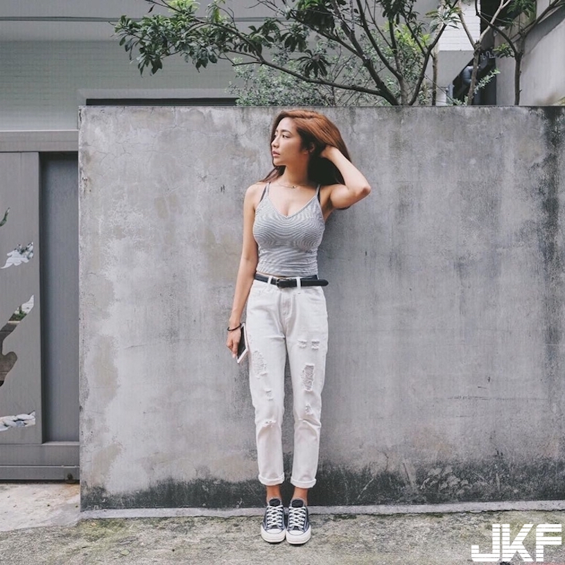 低胸細肩太犯規！正妹「深V大奶」好誘惑，「巨乳蟻腰」讓路人都看傻了眼！