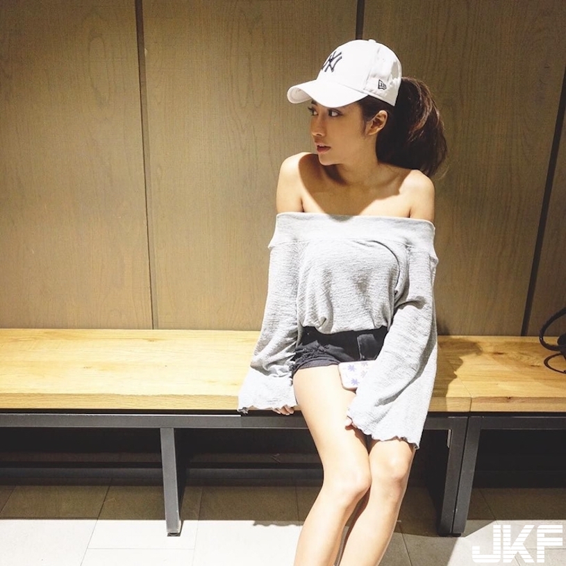 低胸細肩太犯規！正妹「深V大奶」好誘惑，「巨乳蟻腰」讓路人都看傻了眼！