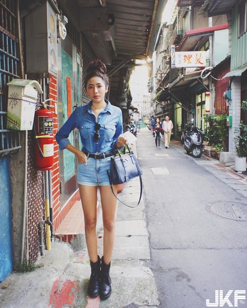 低胸細肩太犯規！正妹「深V大奶」好誘惑，「巨乳蟻腰」讓路人都看傻了眼！