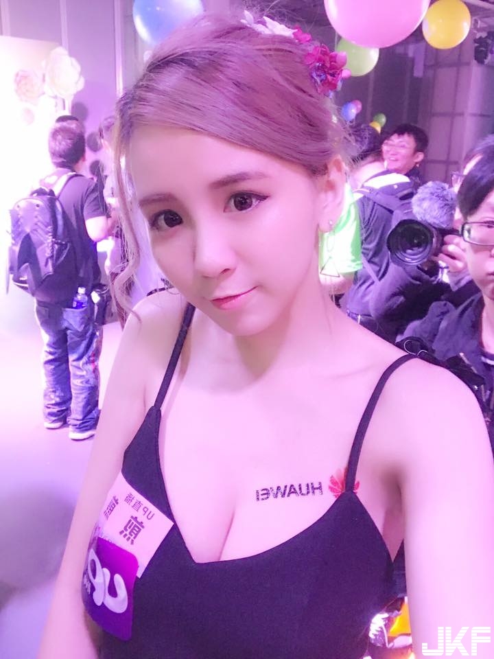 走光邊緣！甜美E奶妹「胸前太大包」連幼犬都擋不住誘惑！網：願意當狗
