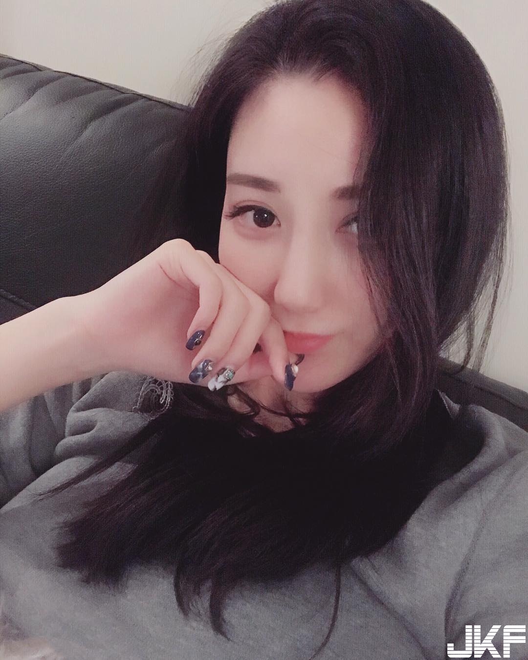 美腿界的天菜！留外高學歷正妹「細白嫩腿」看不膩！曲線太噴火了…