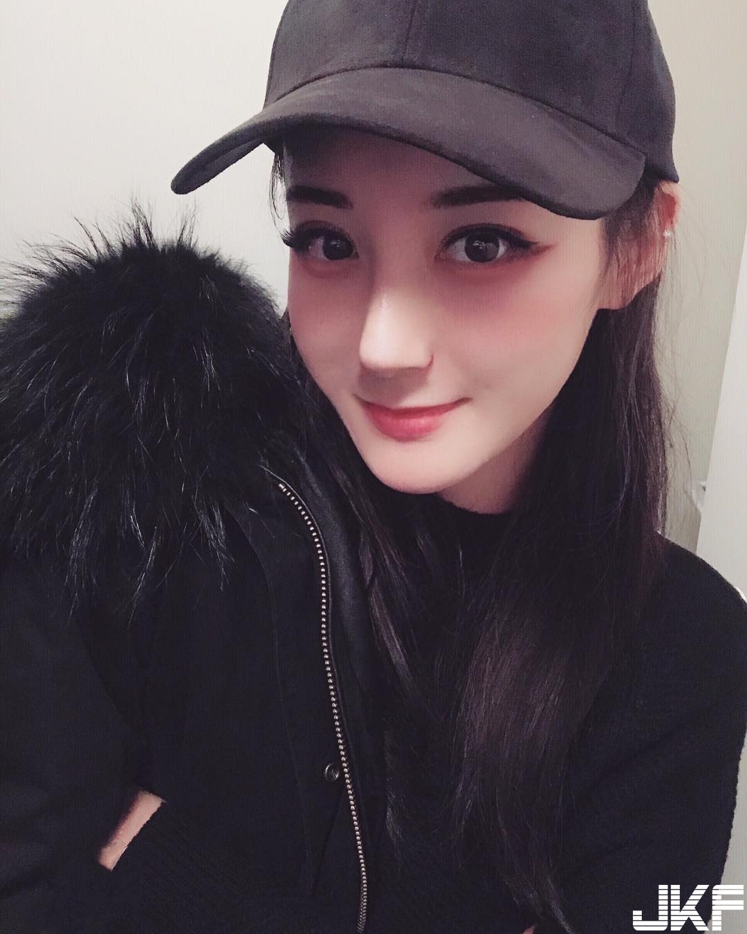 美腿界的天菜！留外高學歷正妹「細白嫩腿」看不膩！曲線太噴火了…