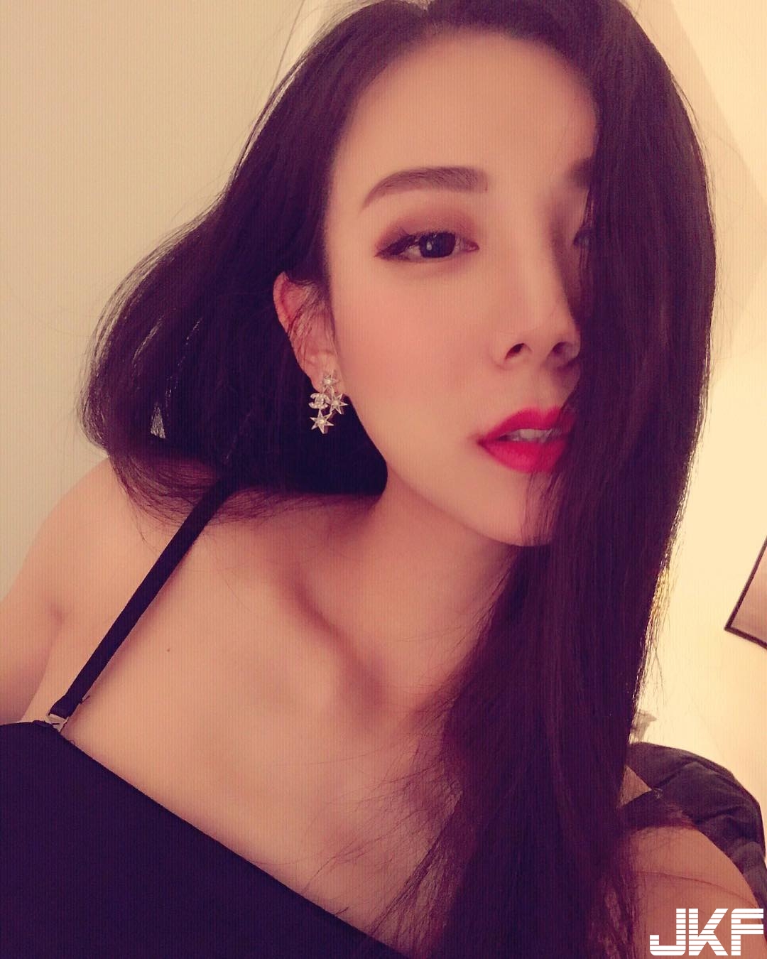 美腿界的天菜！留外高學歷正妹「細白嫩腿」看不膩！曲線太噴火了…