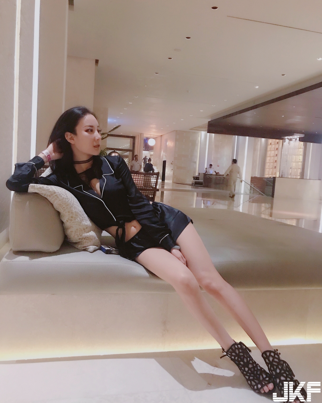 美腿界的天菜！留外高學歷正妹「細白嫩腿」看不膩！曲線太噴火了…