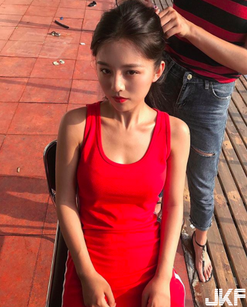 車邊出現「馬甲小辣妹」！叼著棒棒糖俏皮又可愛！胸前「小露乳溝」有點兇！