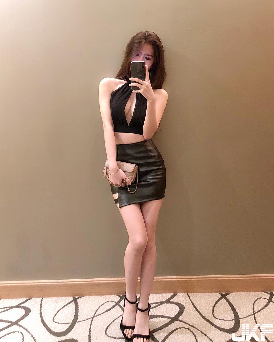 正妹挺渾圓美乳無極限！上帝視角只看見「白皙奶球」中間的超深乳溝！