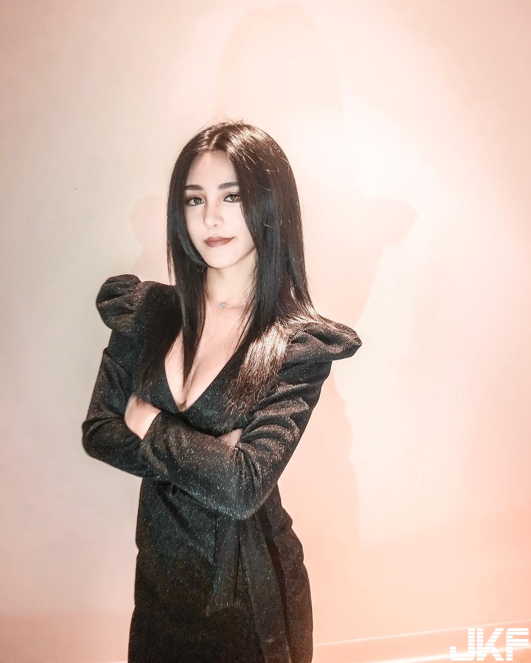 俏麗美臀妹的野性解放！「迷你三角褲」拉到最緊，全身釋放濃厚女人味！