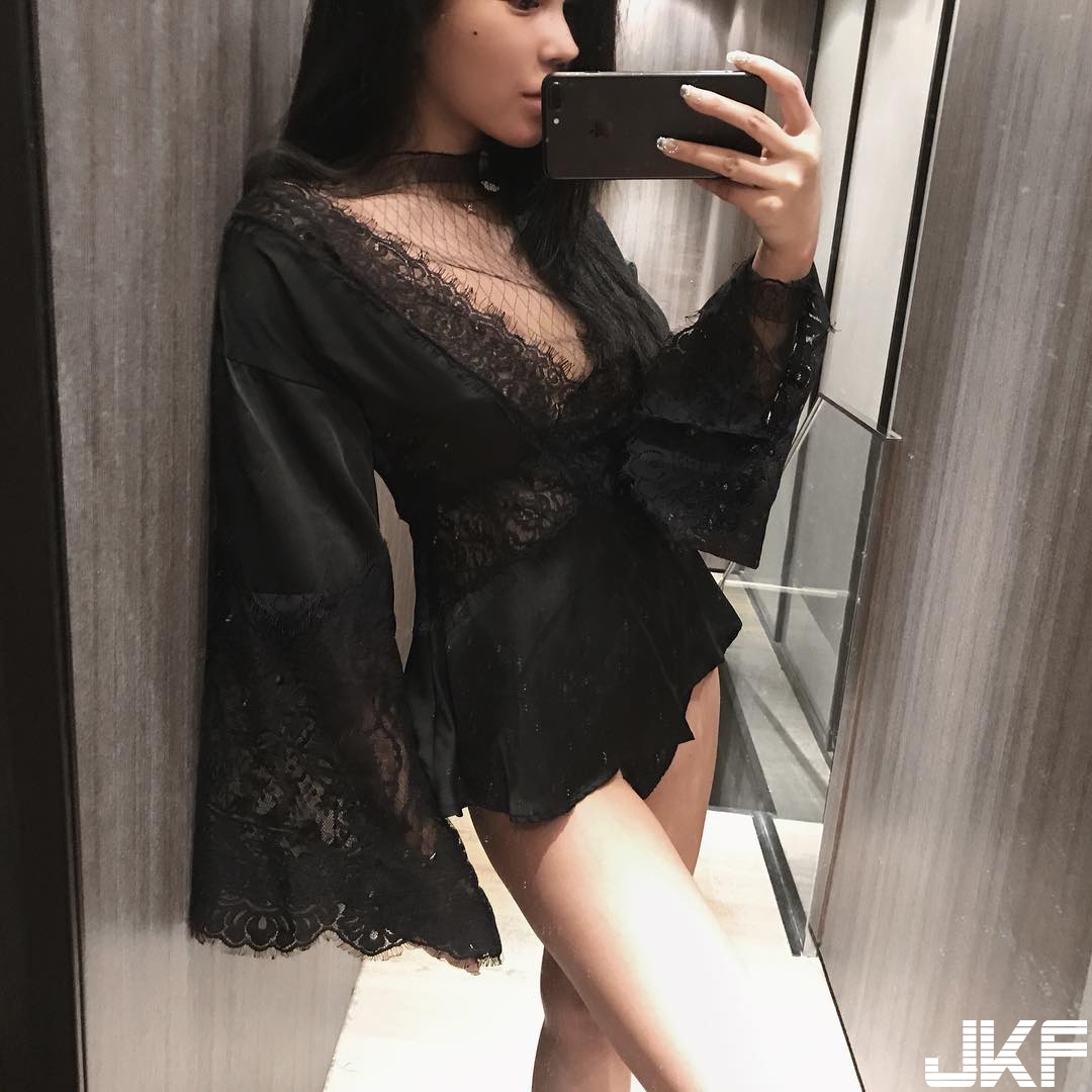 俏麗美臀妹的野性解放！「迷你三角褲」拉到最緊，全身釋放濃厚女人味！