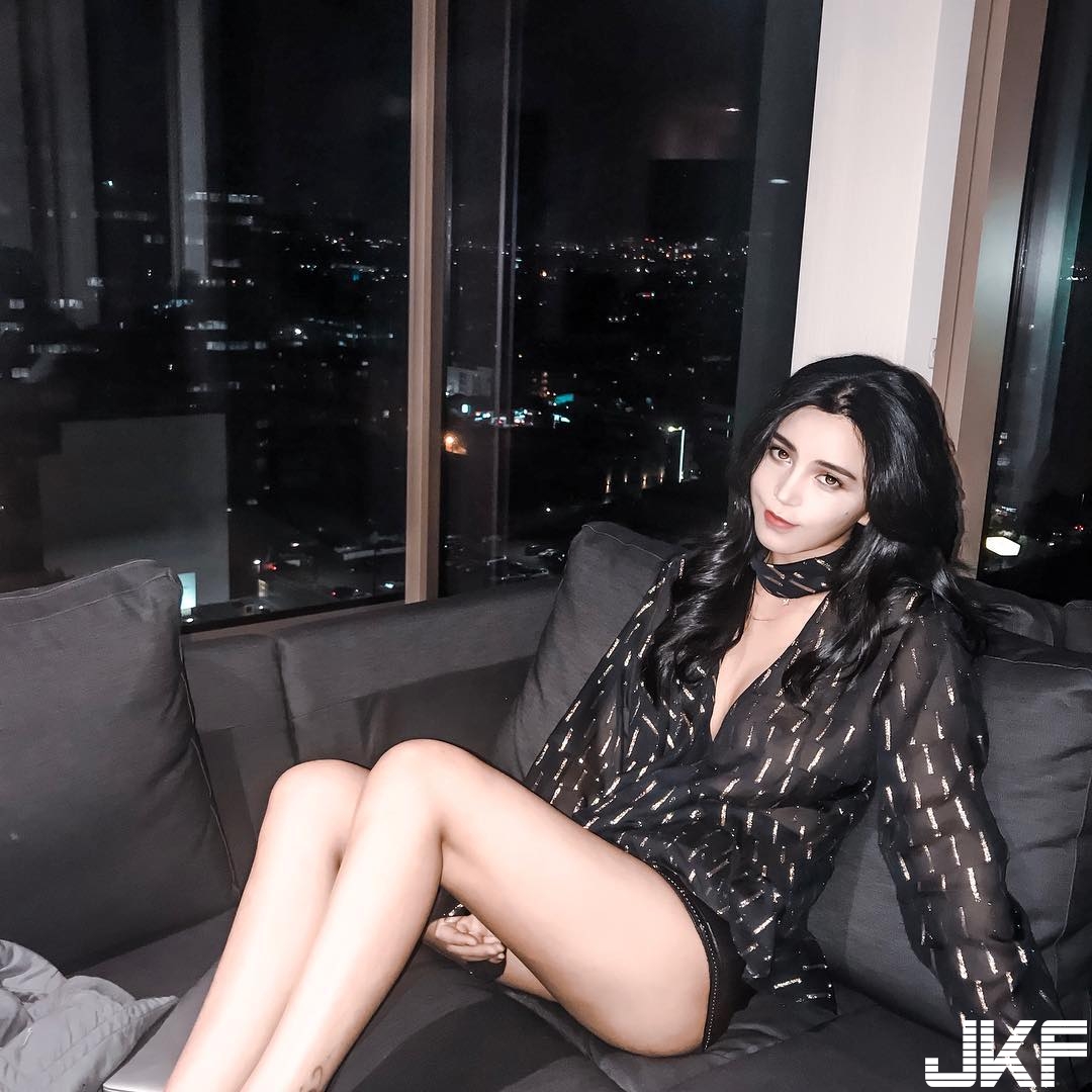 俏麗美臀妹的野性解放！「迷你三角褲」拉到最緊，全身釋放濃厚女人味！