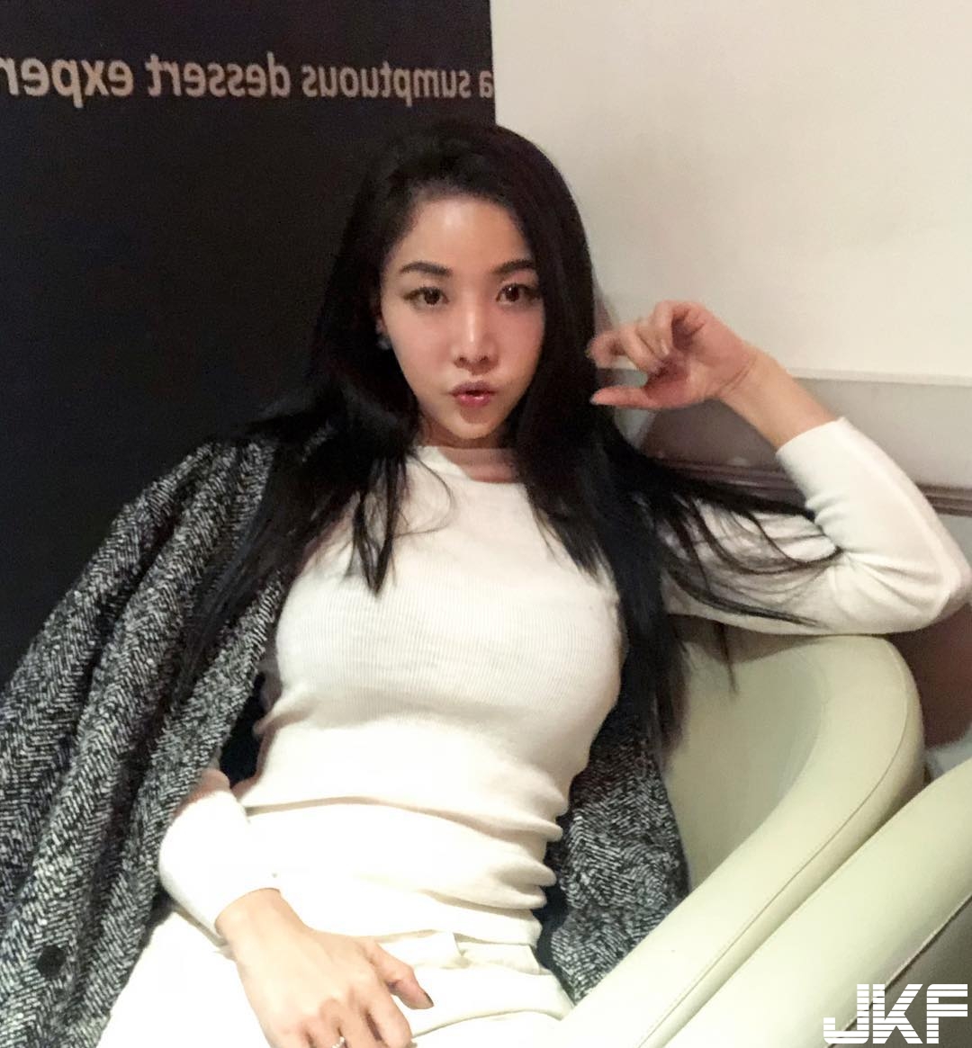 大方獻寶！健身正妹挺出傲人「飽滿雙胸」朝前看齊，乳力爆發讓人血脈噴張