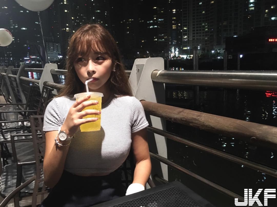 開打啦！妹子夾帶一對「人間凶器」上下晃動震幅好大，讓人想掏槍與他對戰！