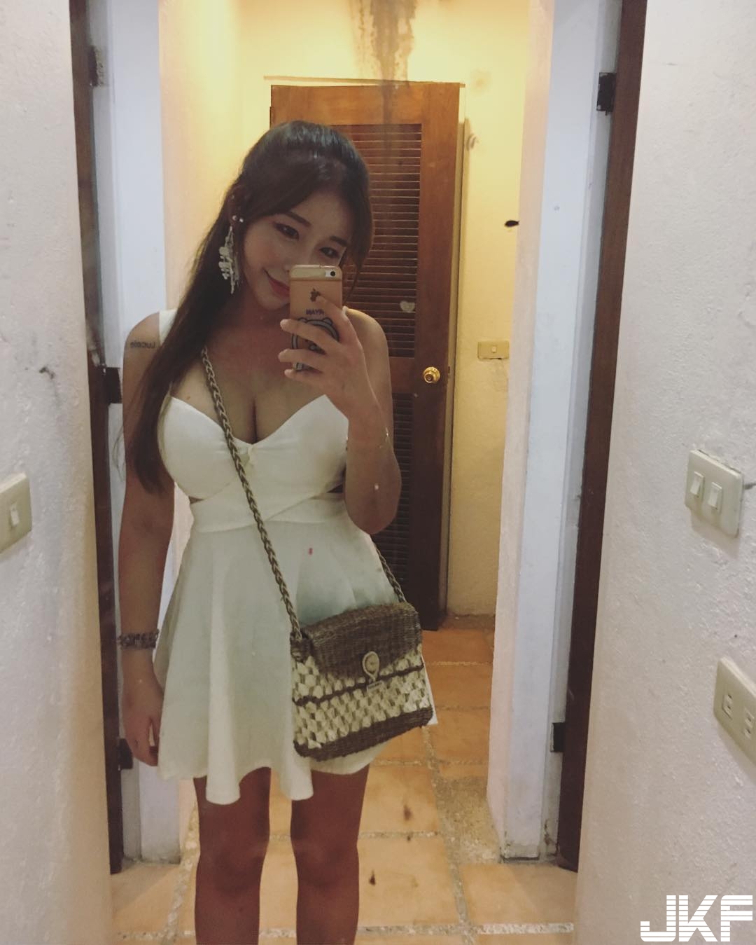 開打啦！妹子夾帶一對「人間凶器」上下晃動震幅好大，讓人想掏槍與他對戰！