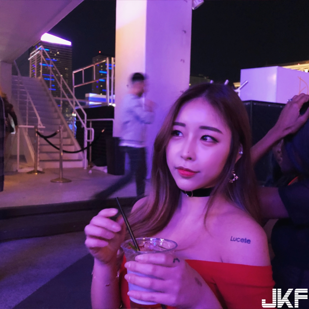 開打啦！妹子夾帶一對「人間凶器」上下晃動震幅好大，讓人想掏槍與他對戰！