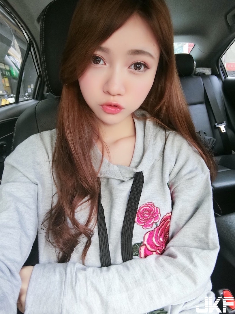 超可愛！甜美系「白皙美胸正妹」極品身材好犯規！滿滿的「制服誘惑」引人遐想…