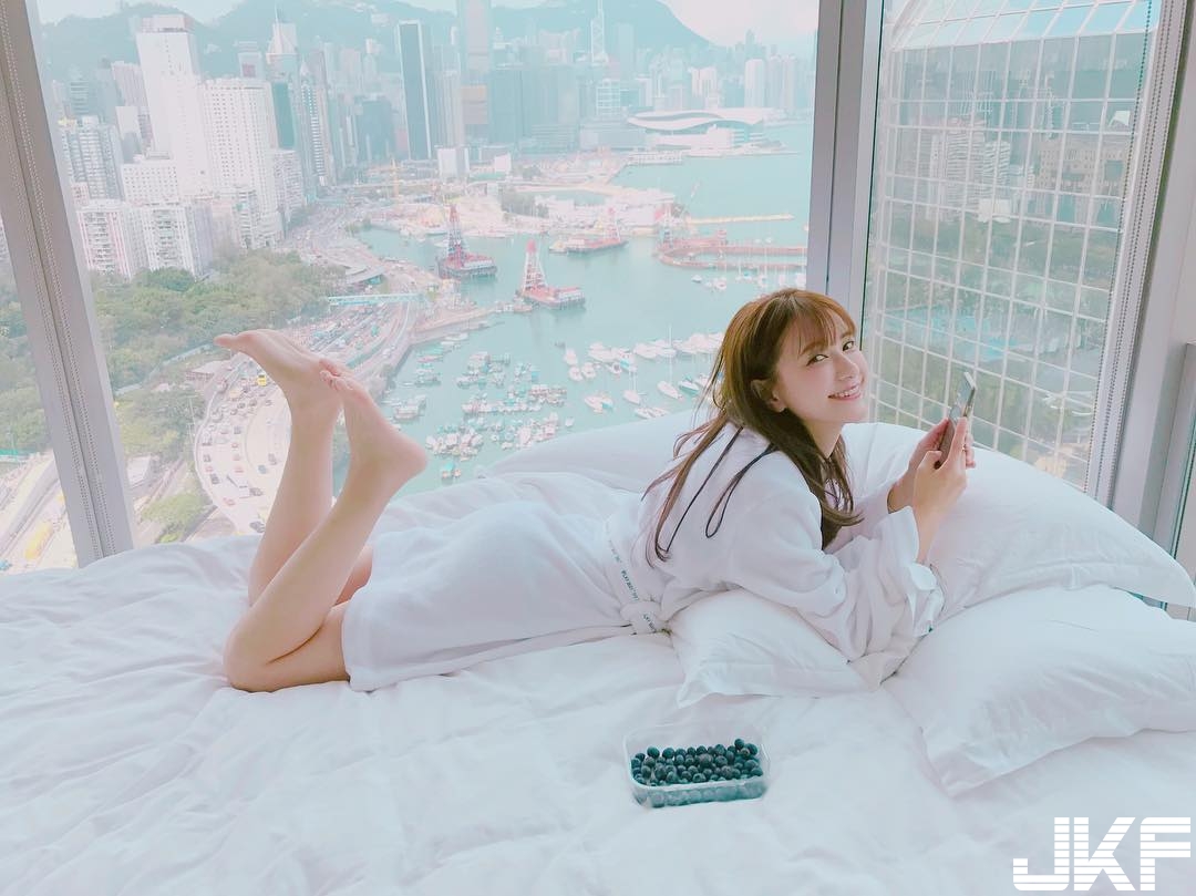度假最美好風景！女友只穿浴衣躺床上，「神秘三角洲」隱隱若現彷彿在暗示！