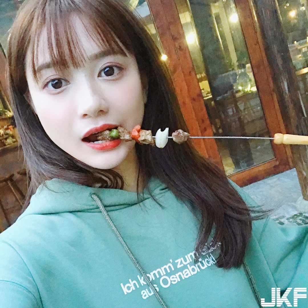 度假最美好風景！女友只穿浴衣躺床上，「神秘三角洲」隱隱若現彷彿在暗示！