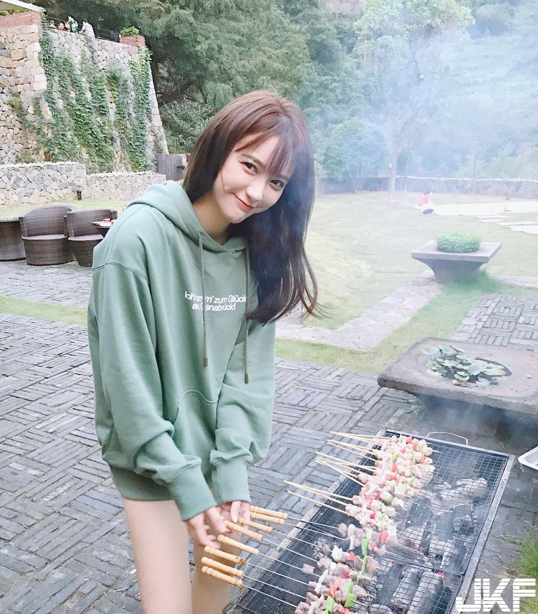 度假最美好風景！女友只穿浴衣躺床上，「神秘三角洲」隱隱若現彷彿在暗示！