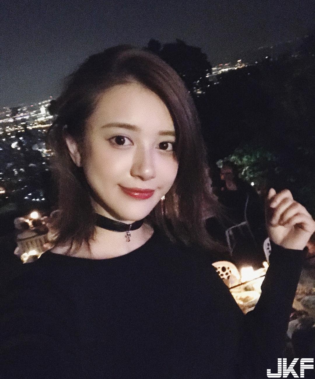 度假最美好風景！女友只穿浴衣躺床上，「神秘三角洲」隱隱若現彷彿在暗示！