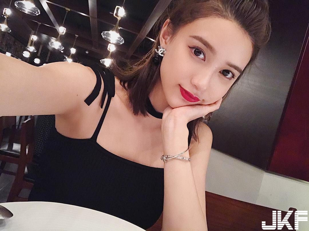 度假最美好風景！女友只穿浴衣躺床上，「神秘三角洲」隱隱若現彷彿在暗示！