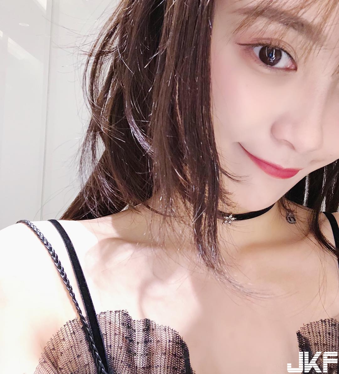 度假最美好風景！女友只穿浴衣躺床上，「神秘三角洲」隱隱若現彷彿在暗示！