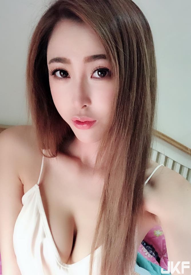 「性感女神」穿上全新火辣戰衣！好身材一覽無遺，還有晃奶影片幫你保養眼睛！