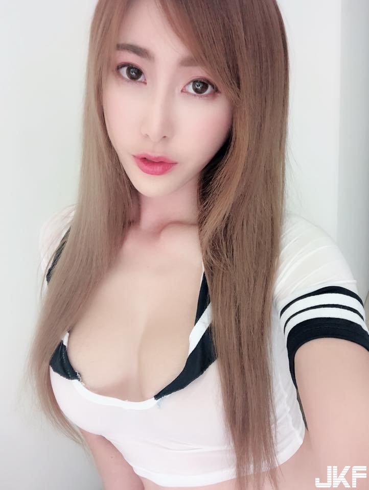 「性感女神」穿上全新火辣戰衣！好身材一覽無遺，還有晃奶影片幫你保養眼睛！