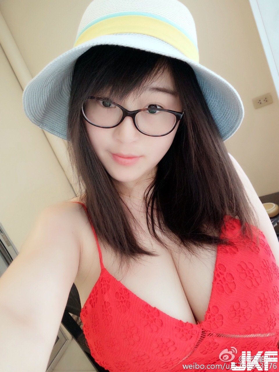 萌萌「巨乳眼鏡娘」出沒！胸前不科學腫脹　擁有無法形容的超爆乳量！