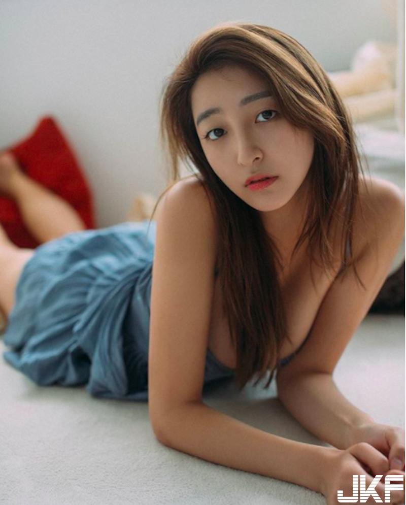 【球盟会】在家也有「鮮奶饅頭」吃！清純妹子居家大秀「白嫩奶奶」！渾圓兩球超吸睛啊！