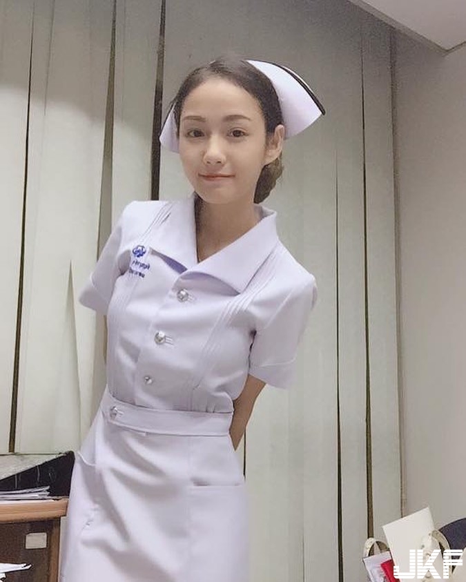 【蜗牛娱乐】護士服真的hen棒！「正妹護理師」清新可愛　甜美笑容讓病人血壓直直飆！