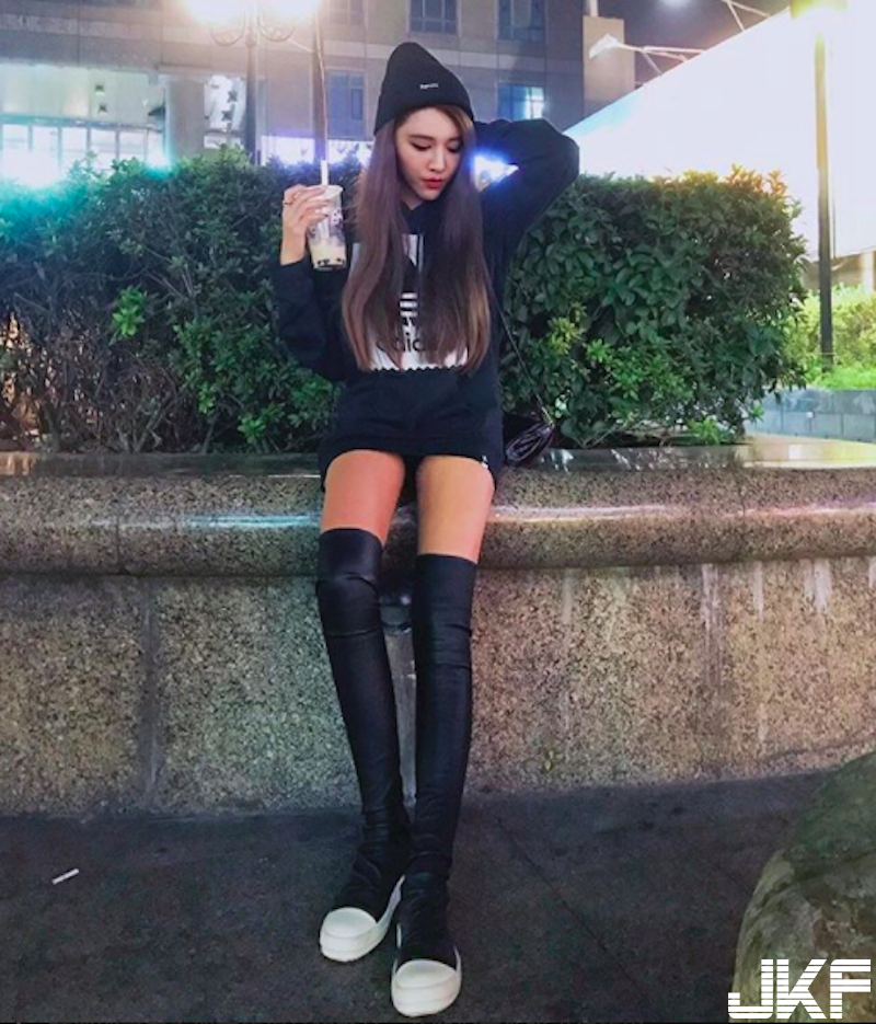好兇！長髮「美乳正妹」脾氣很像很差！比基尼秀「火辣曲線」太強大啦！