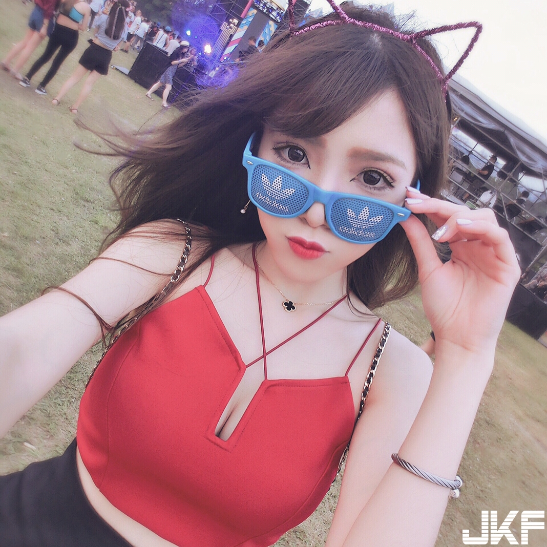 正妹挺出「雪白嫩乳」對抗寒流！比基尼大爆乳祛寒　熱血沸騰就靠這波！