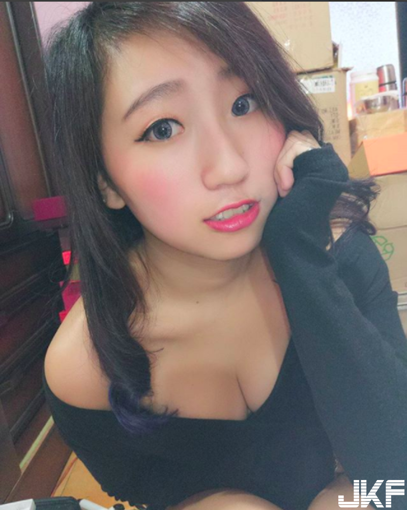 長髮正妹「爆乳彎腰洗車」！超兇猛的「雪白美乳」從中炸出！網跪求加油站位置！