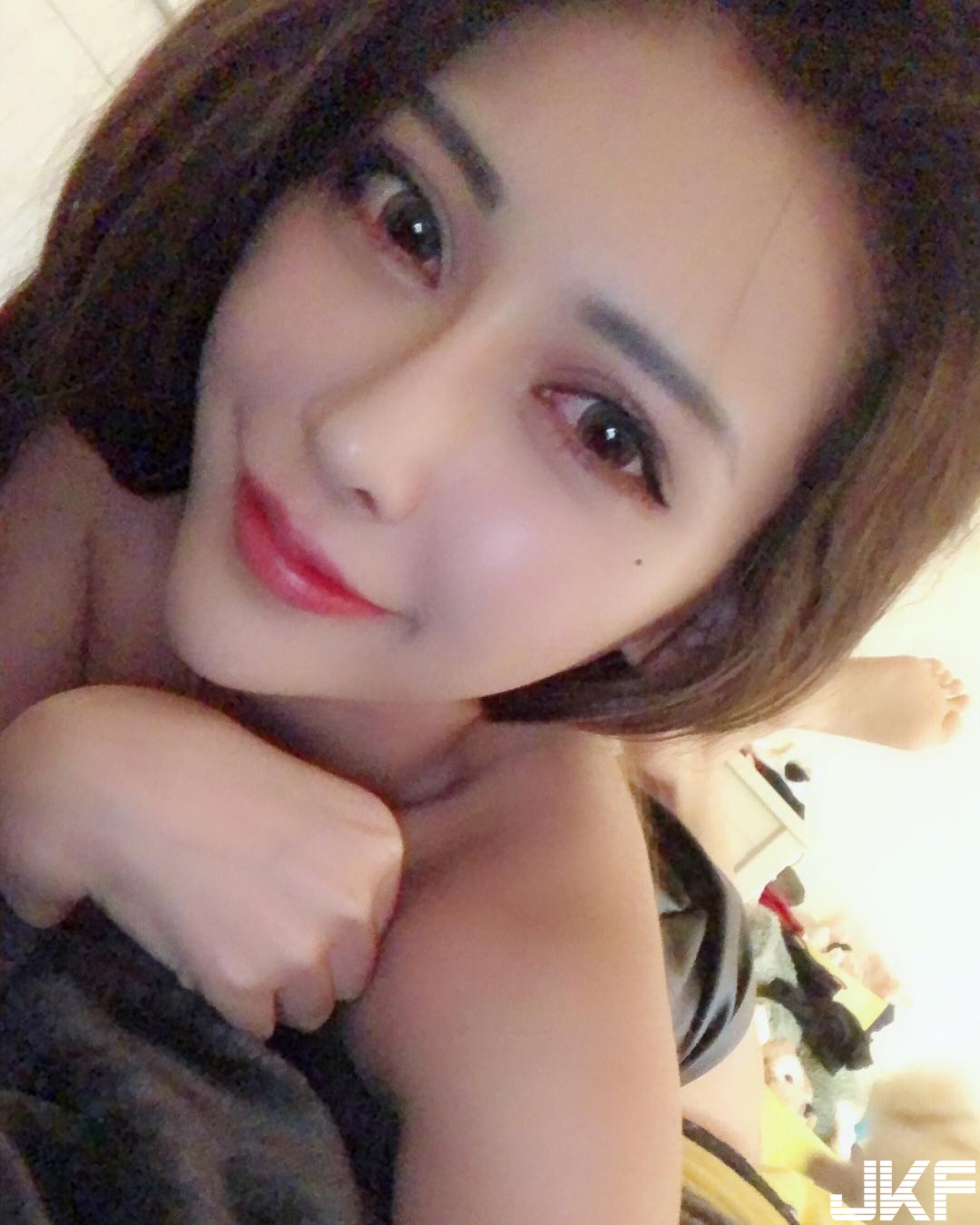 真的好大！爆乳正妹的男友視角太過分　白皙「圓潤奶球」一覽無遺！