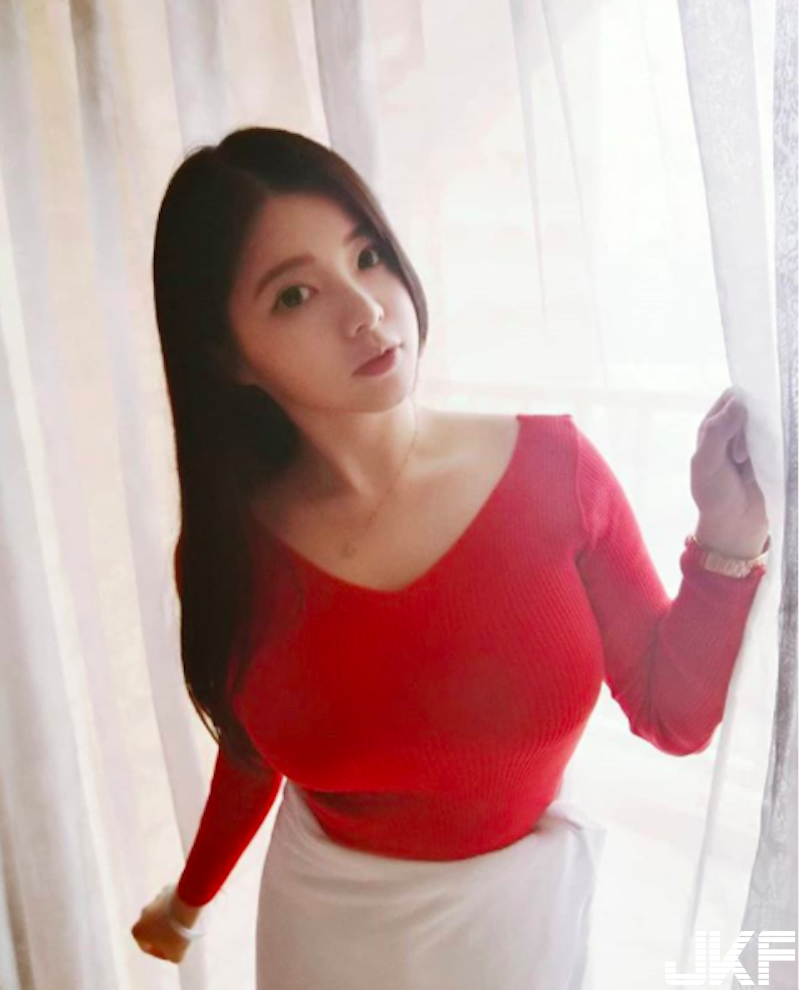 該升級配備了！汽車 3C 店驚見「大奶正妹店員」！清純甜美「眼睛超大」好迷人！