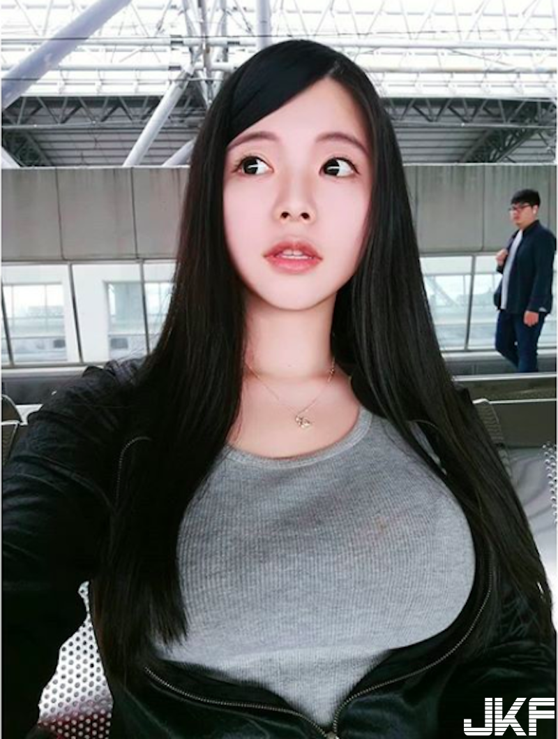 該升級配備了！汽車 3C 店驚見「大奶正妹店員」！清純甜美「眼睛超大」好迷人！