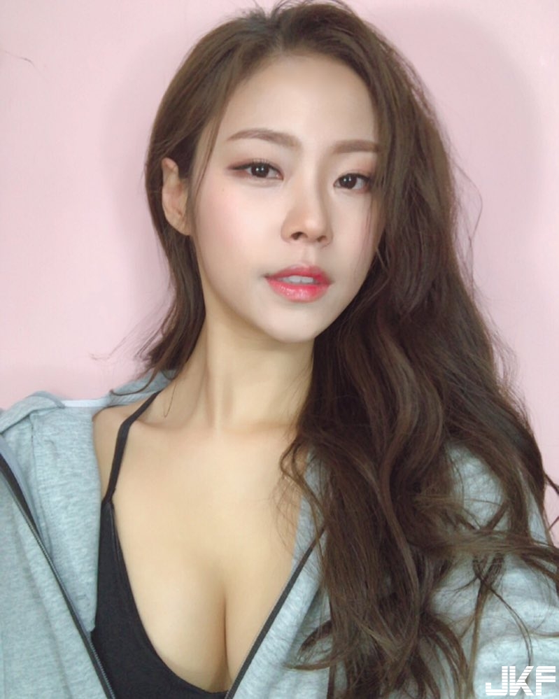 乳力集中！妹子比基尼奶溝「又深又長」讓人看不見底，長腿自拍照好銷魂