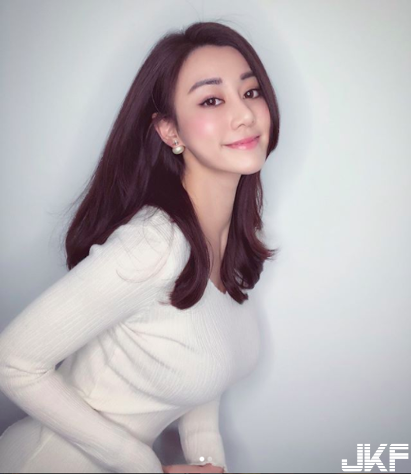天菜級「極品正妹」出沒！低胸上衣露出「雪白雙峰」！比基尼照更是兇猛無法擋啊！