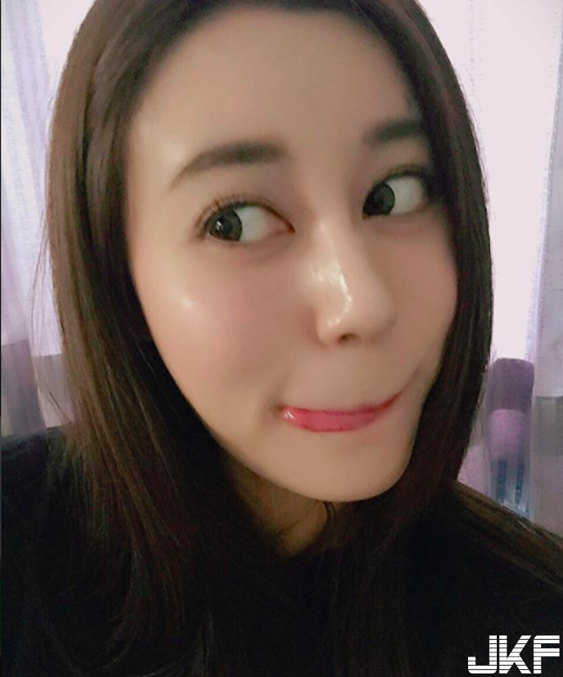 天菜級「極品正妹」出沒！低胸上衣露出「雪白雙峰」！比基尼照更是兇猛無法擋啊！